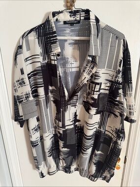 Bassiri Black and White Graphic Short Sleeve Button-Up Shirt